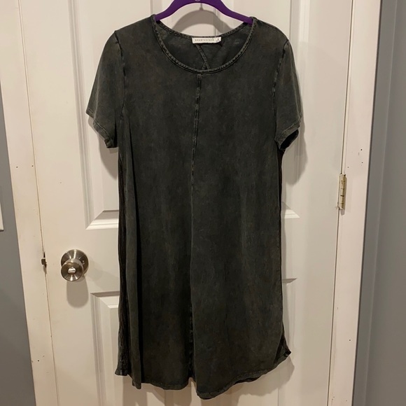 Paper Crane Dresses & Skirts - Paper Crane Keyhole Shirttail hem Dress EUC